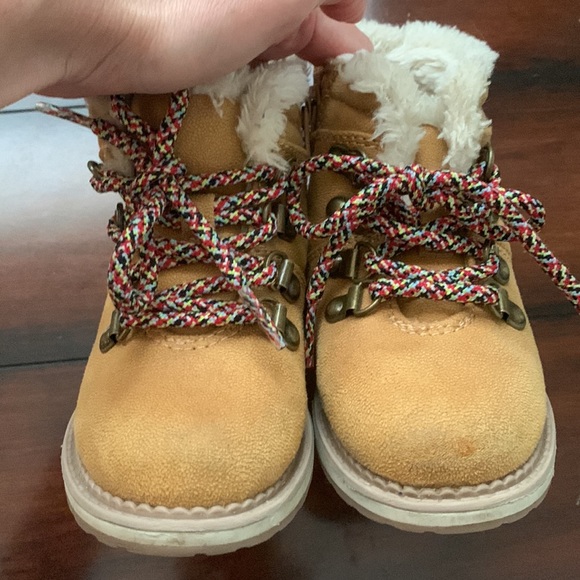 3/30$ BUNDLE SALE! 
Gently used Cat & Jack winter boot. Size 8 - Picture 5 of 7